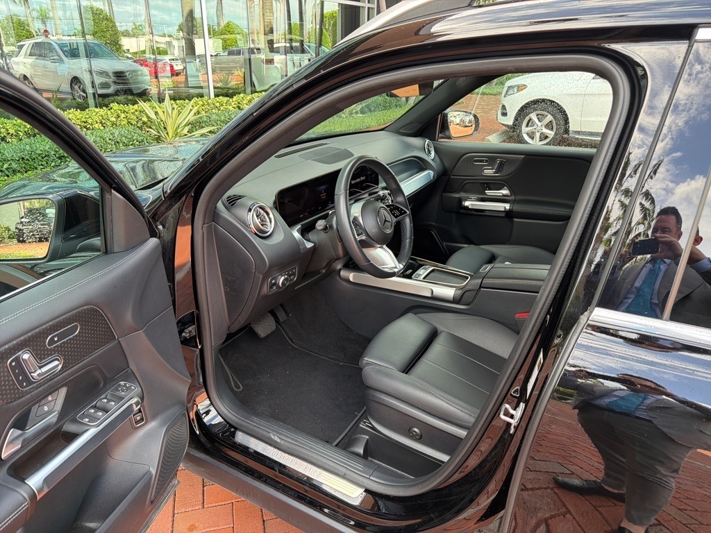 2025 Mercedes Benz GLB 250 photo 3