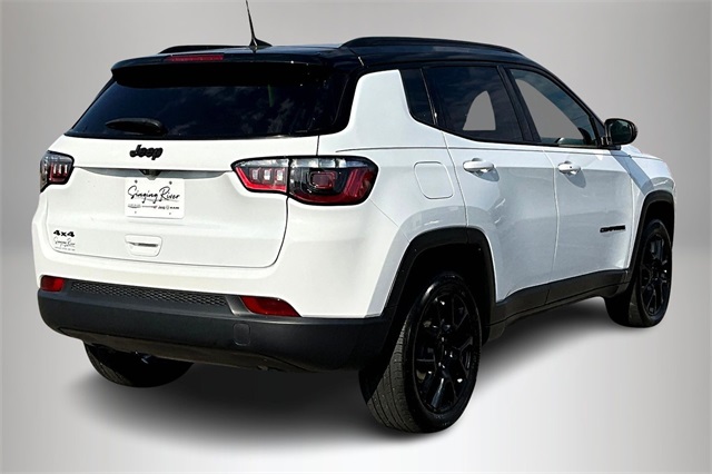2023 Jeep Compass Altitude photo 2