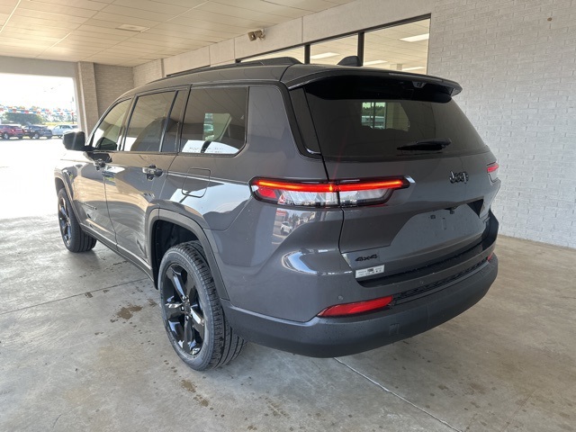 2025 Jeep Grand Cherokee Limited photo 3