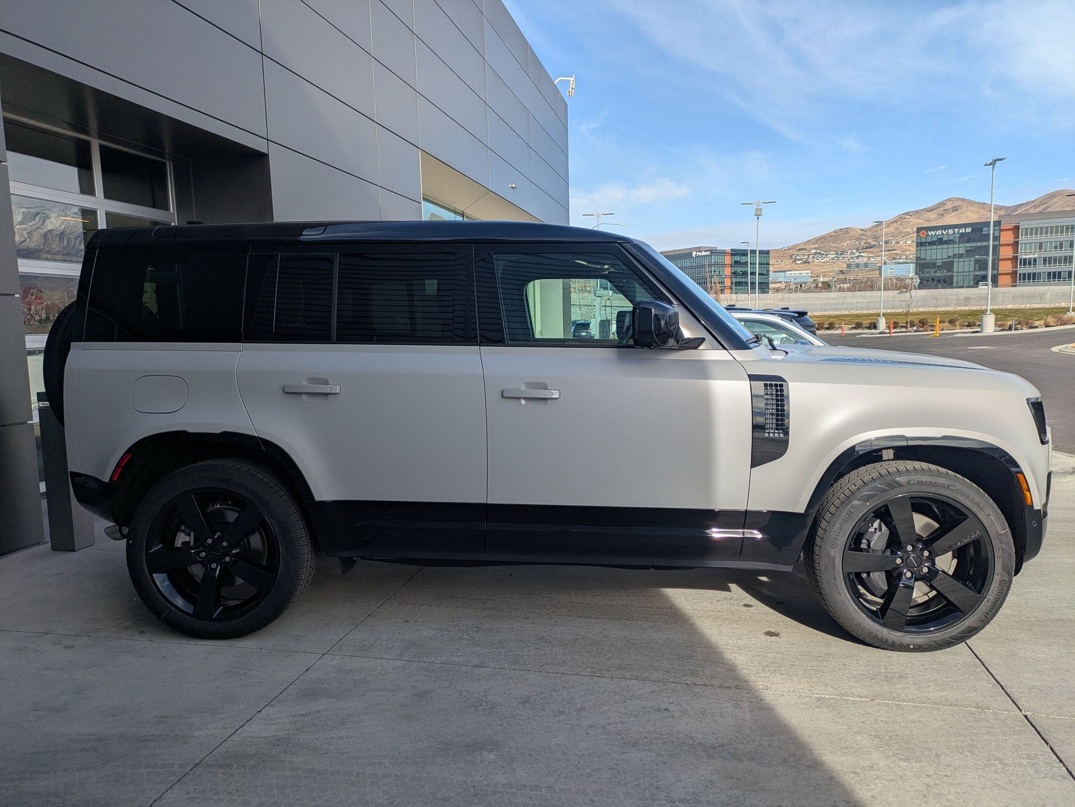 2026 Land Rover Defender 110 X-Dynamic SE photo 4