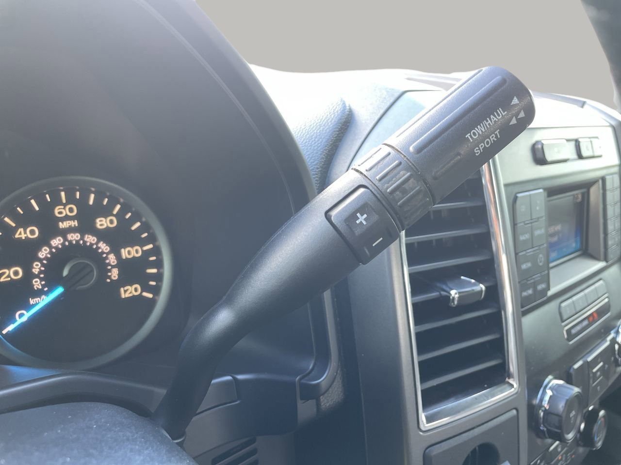 2015 Ford F-150 XLT photo 22