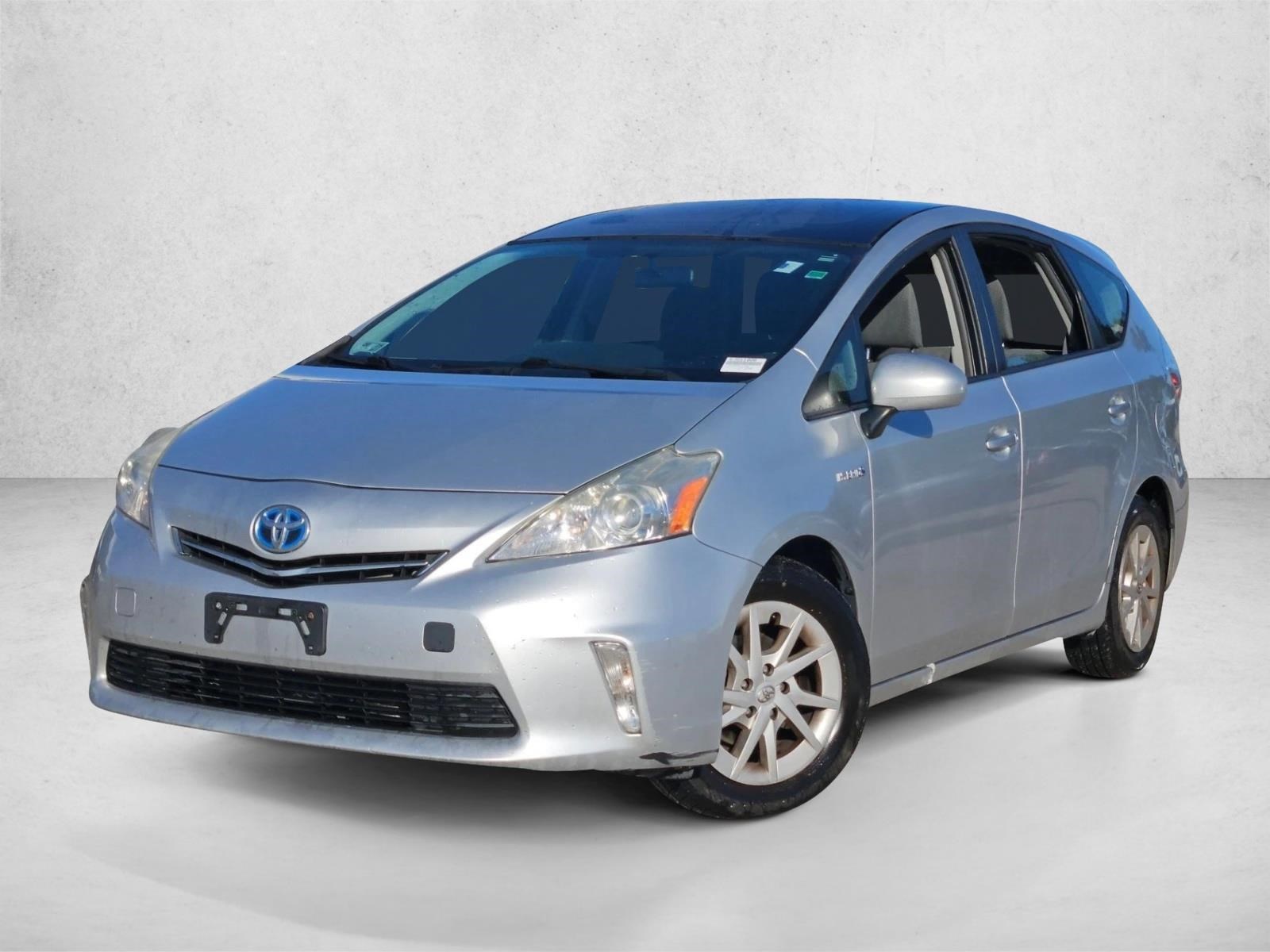 2014 Toyota Prius v Three's photo
