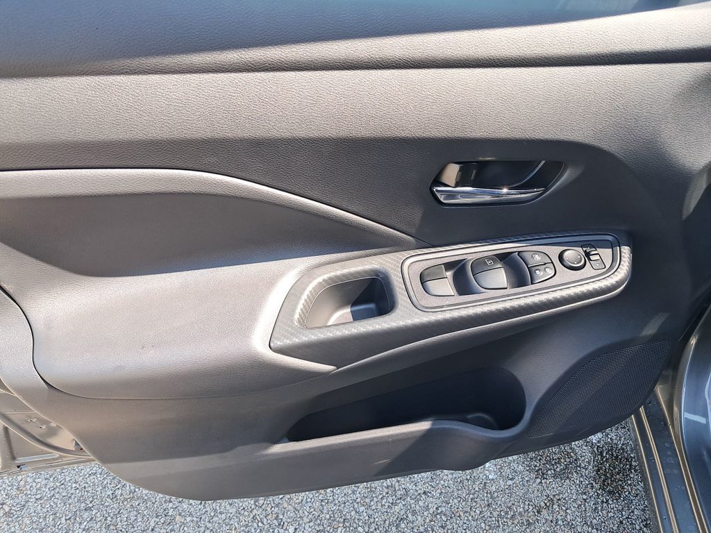2025 Nissan Versa 1.6 SV photo 10