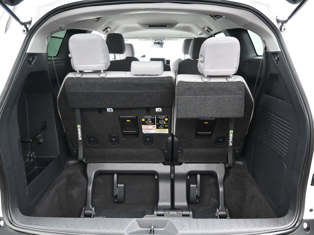 2025 Toyota Sienna LE photo 28