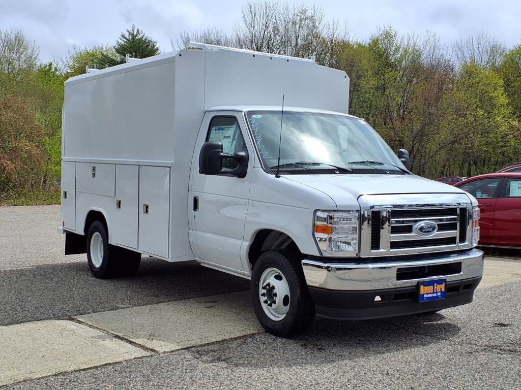 2025 Ford E-Series Cutaway Base's photo