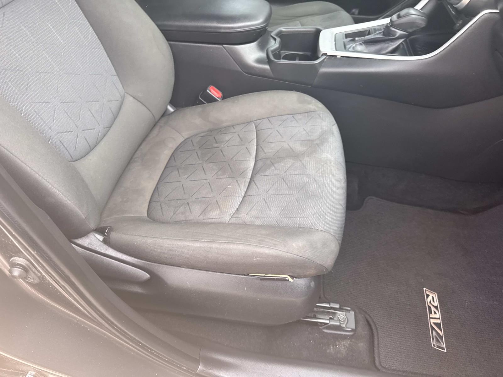 2022 Toyota RAV4 XLE photo 10