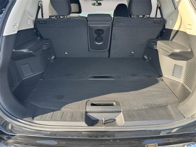 2018 Nissan Rogue SV photo 14