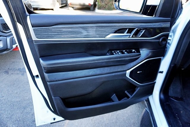 Used 2022 White Jeep Series II image 22