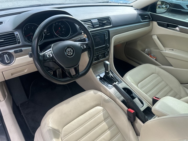 2018 Volkswagen Passat 2.0T SEL Premium photo 8