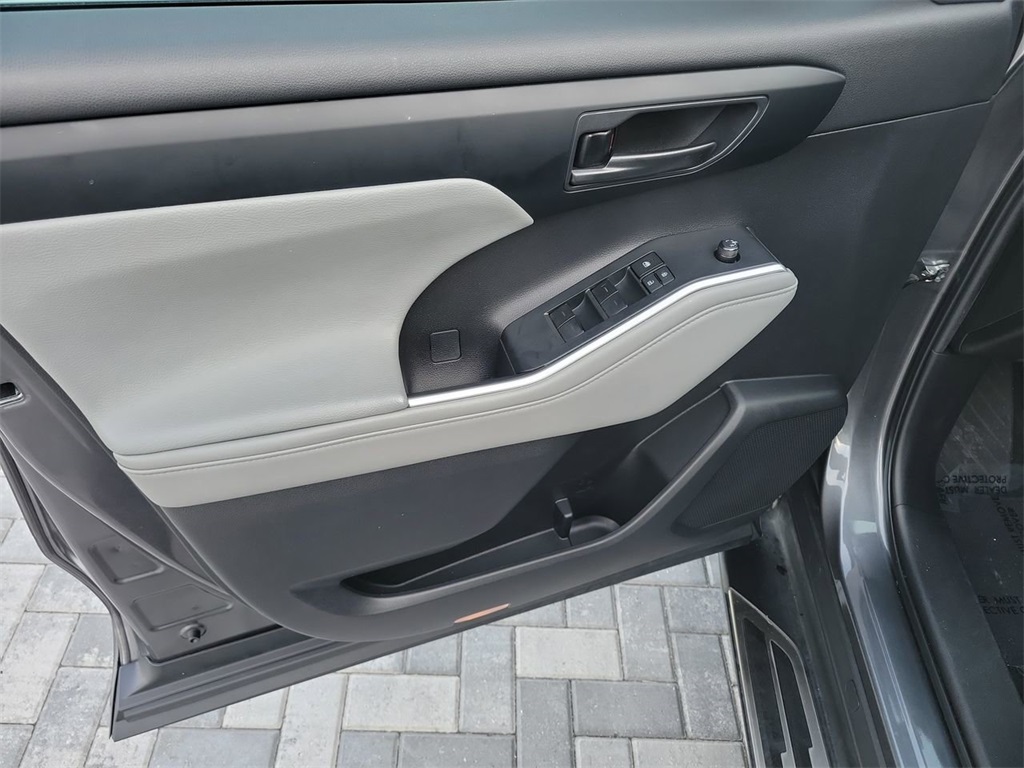 2022 Toyota Highlander LE photo 23