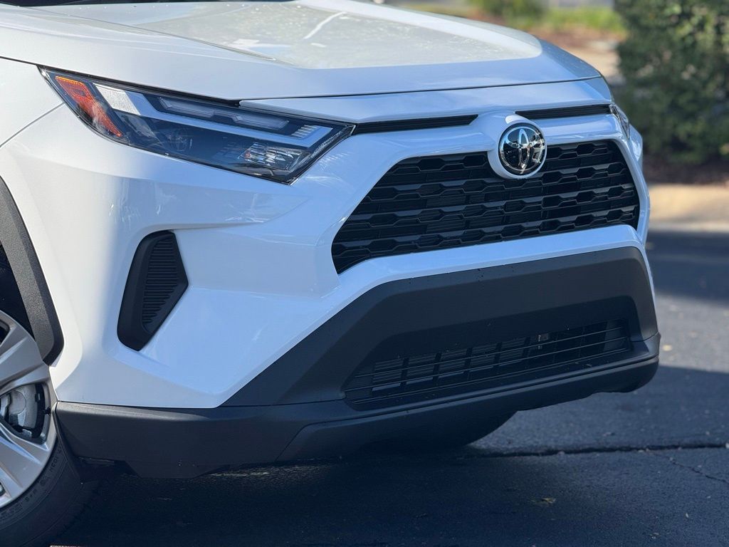 2025 Toyota RAV4 XLE photo 4