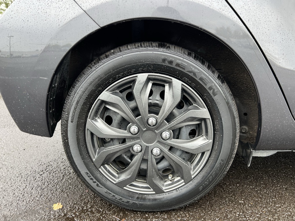 2015 Toyota Prius C Two photo 7