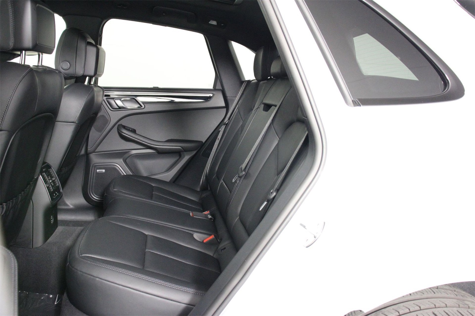 2025 Porsche Macan photo 28