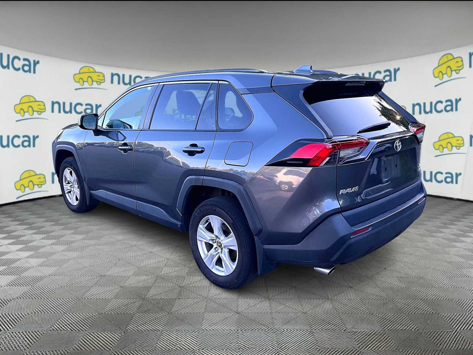 2021 Toyota RAV4 XLE photo 3
