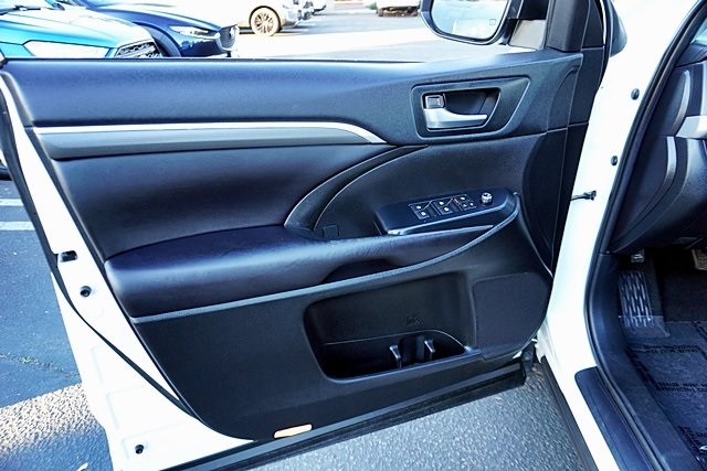 Used 2019  Toyota SE image 25