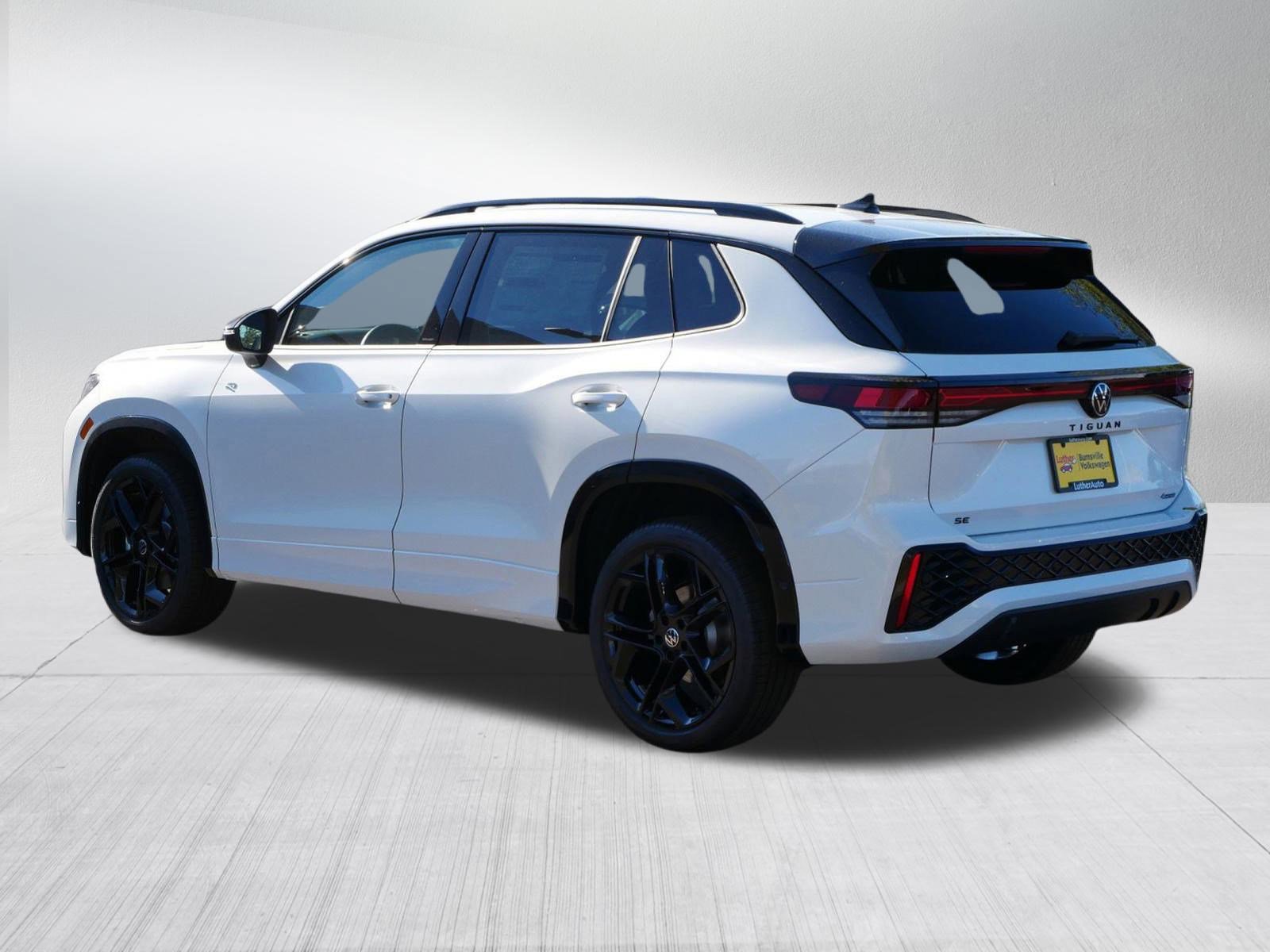 2026 Volkswagen Tiguan SE R-Line Black photo 3