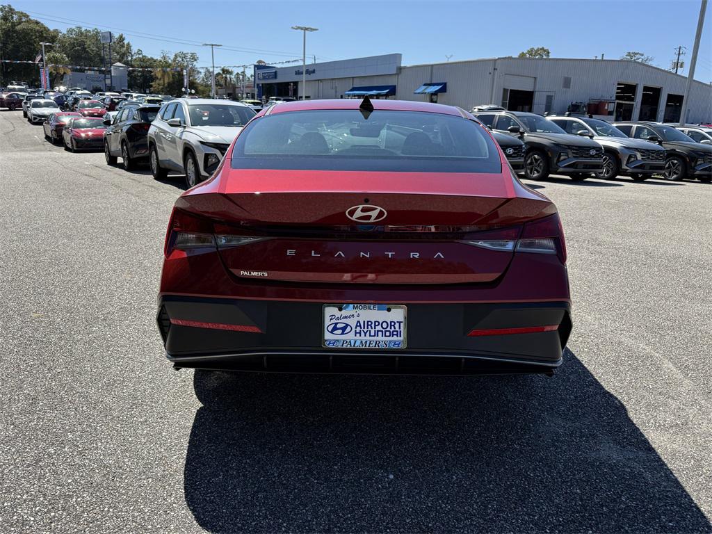 2025 Hyundai Elantra SE photo 3