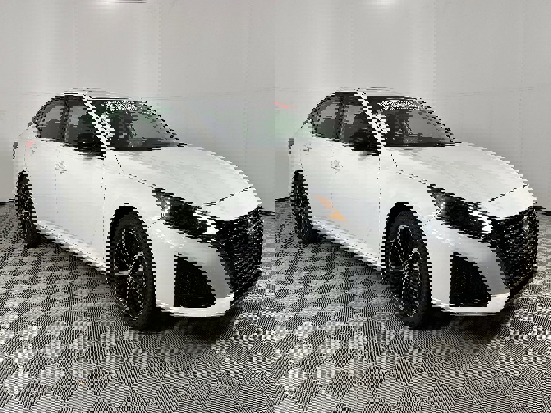 2025 Nissan Altima SR photo 2