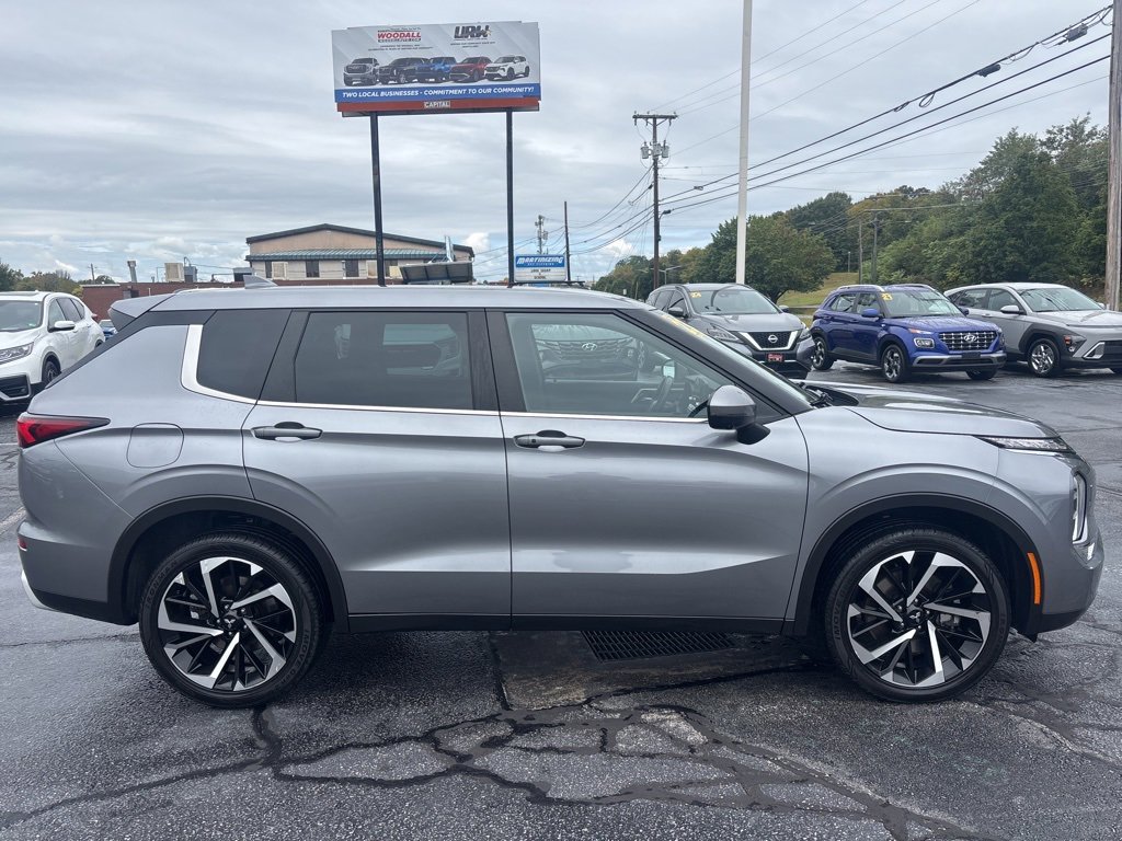 2023 Mitsubishi Outlander SE photo 4