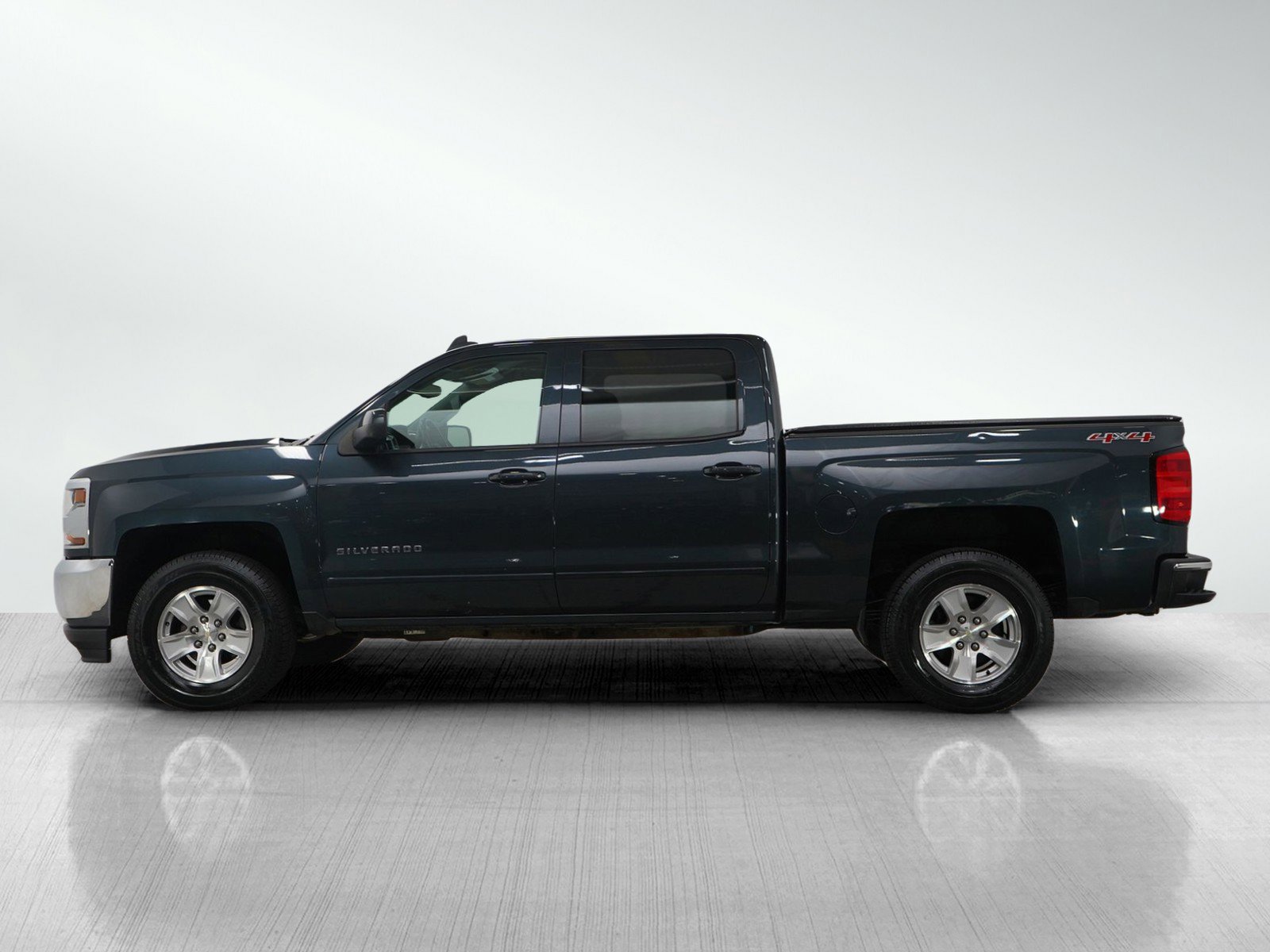 Used 2017 Chevrolet Silverado 1500 LT with VIN 3GCUKREC0HG486917 for sale in White Bear Lake, Minnesota