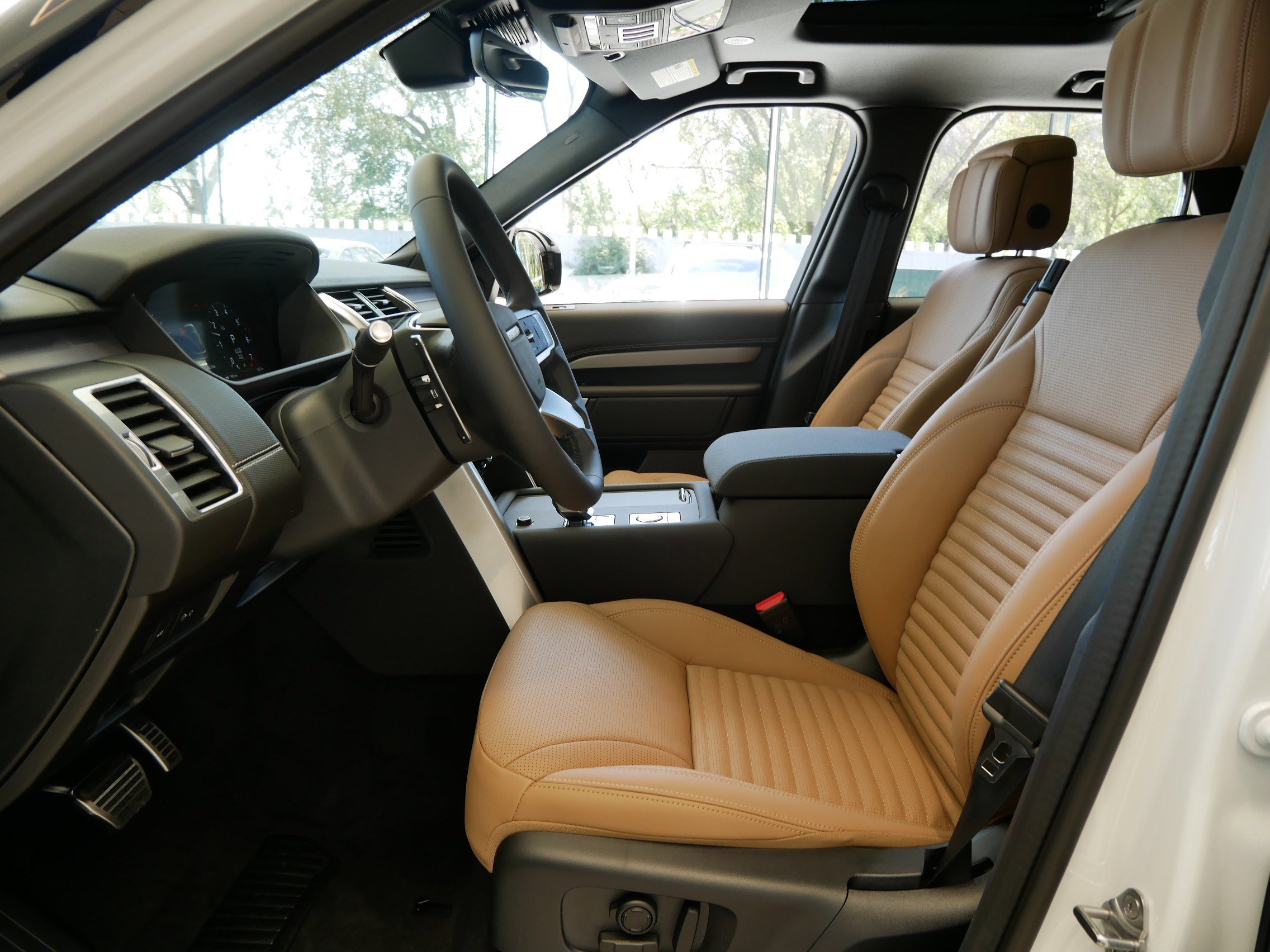2026 Land Rover Discovery photo 2