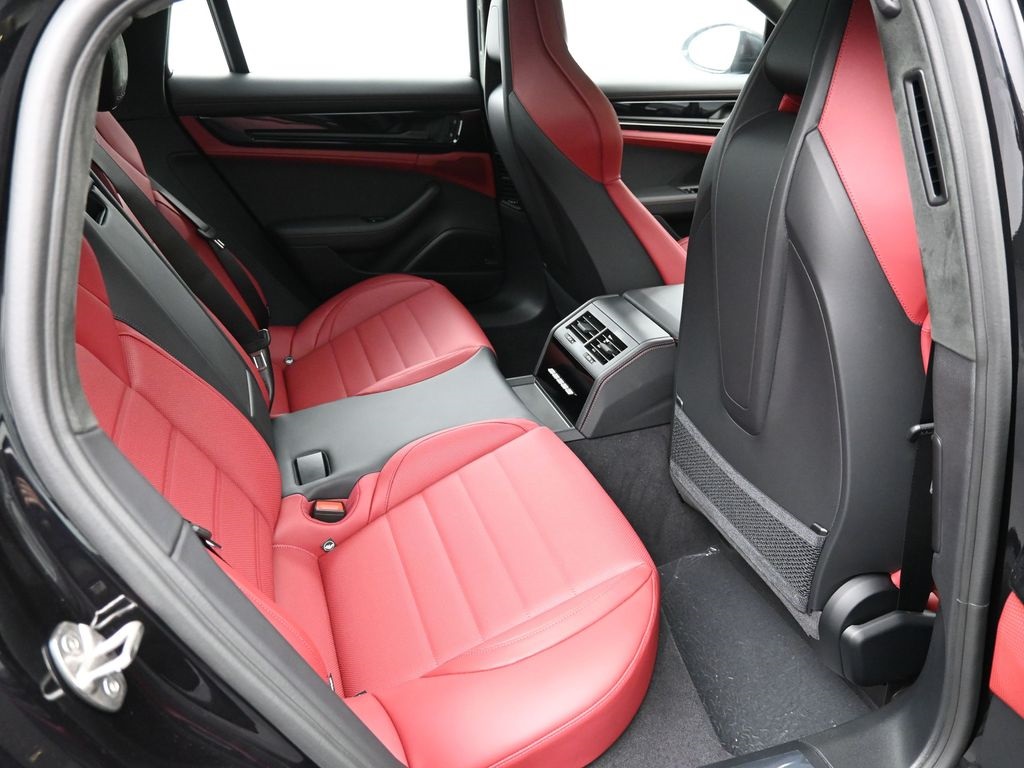 2026 Porsche Panamera GTS photo 9