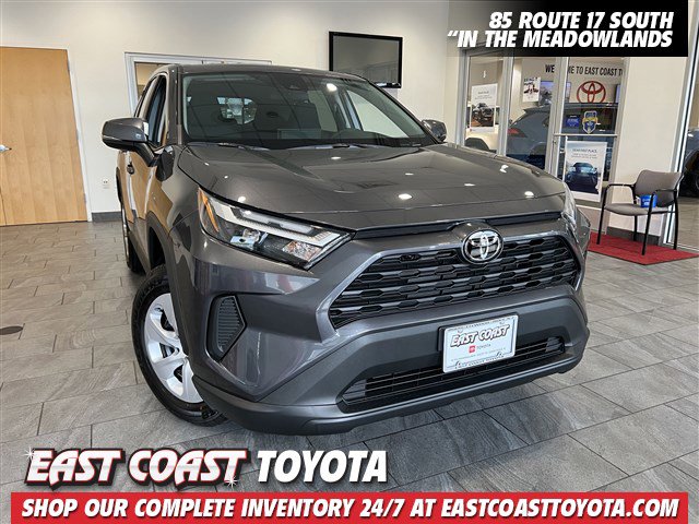 2025 Toyota RAV4 LE's photo