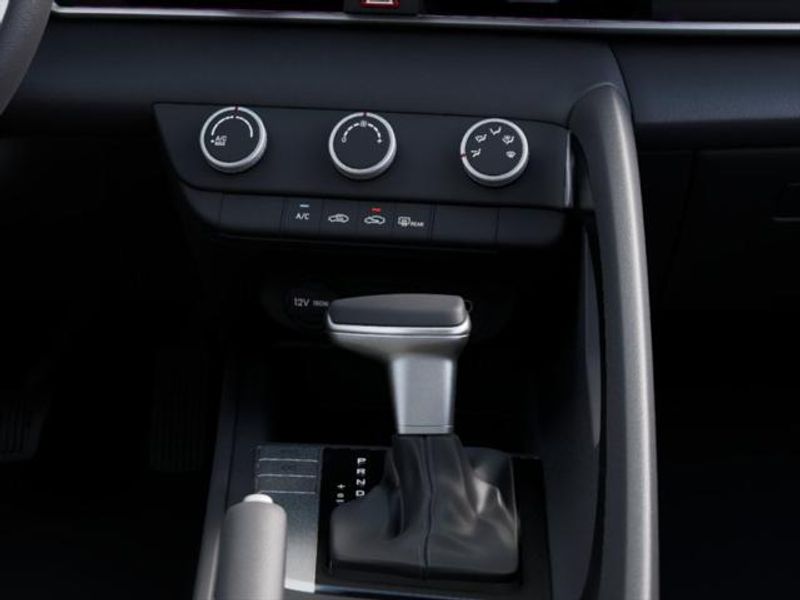 2025 Hyundai Elantra SE photo 15