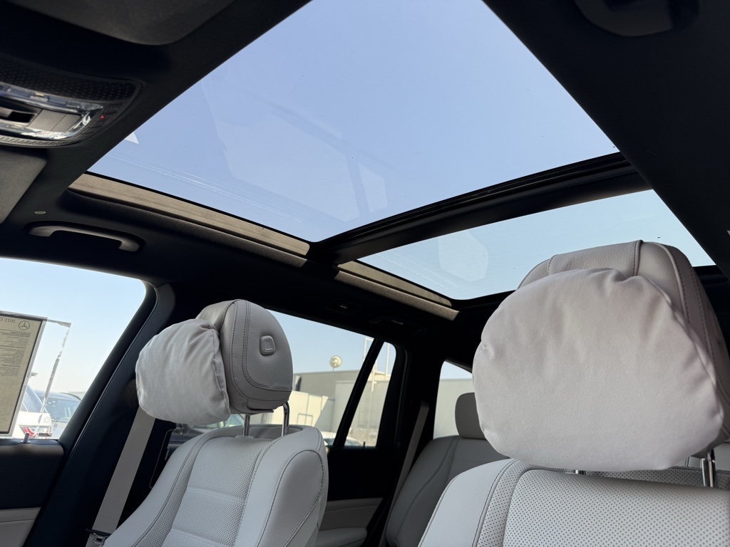 2025 Mercedes Benz GLS 580 4MATIC photo 2