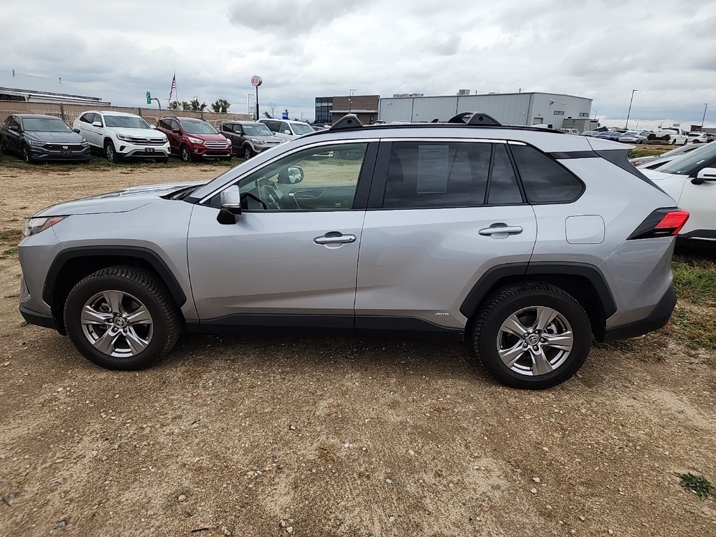 2022 Toyota RAV4 Hybrid XLE photo 2