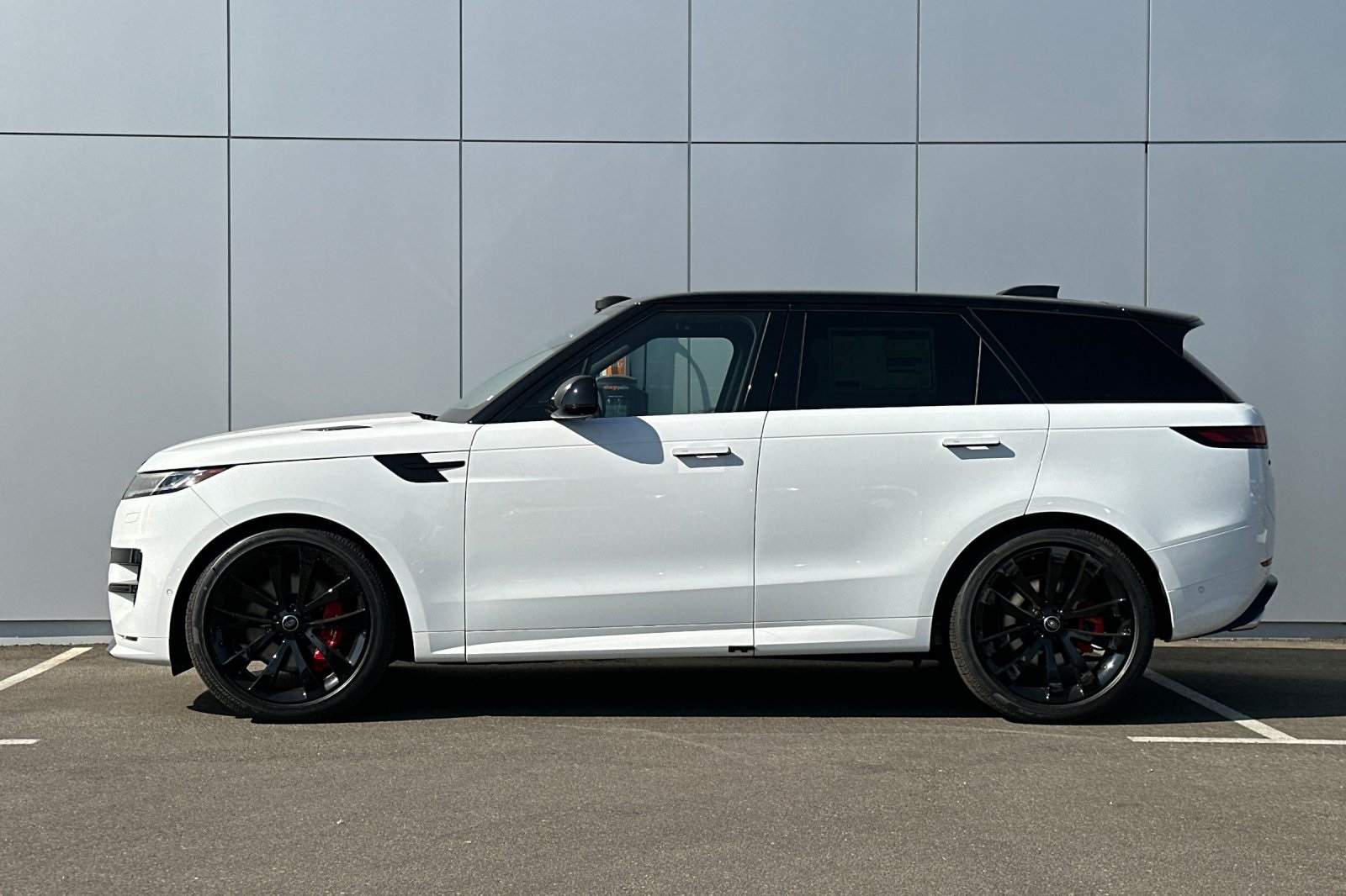 2025 Land Rover Range Rover Sport SE photo 2