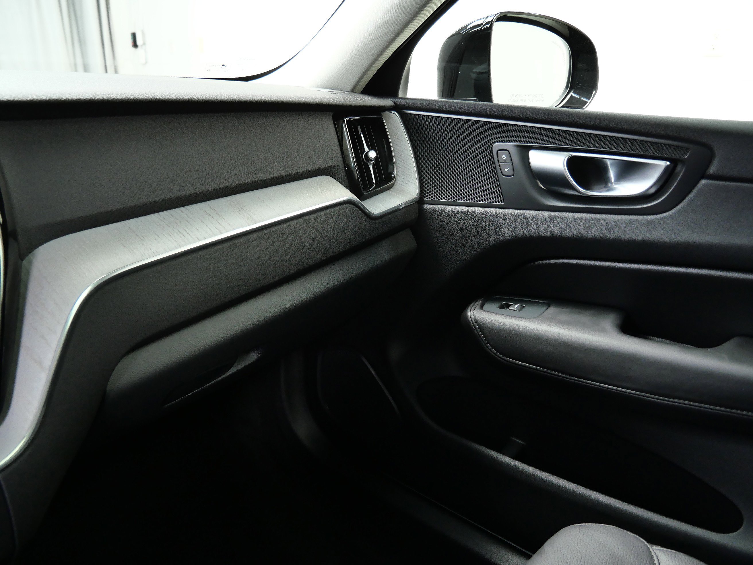 2025 Volvo XC60 Plus photo 19