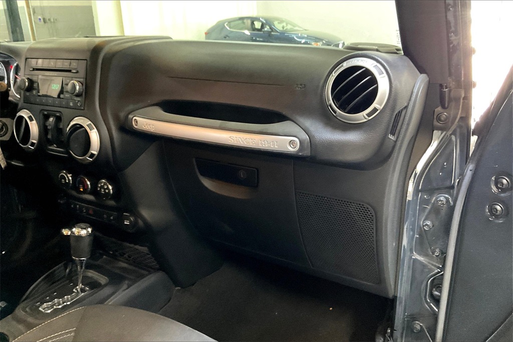 2016 Jeep Wrangler Unlimited Sahara photo 15