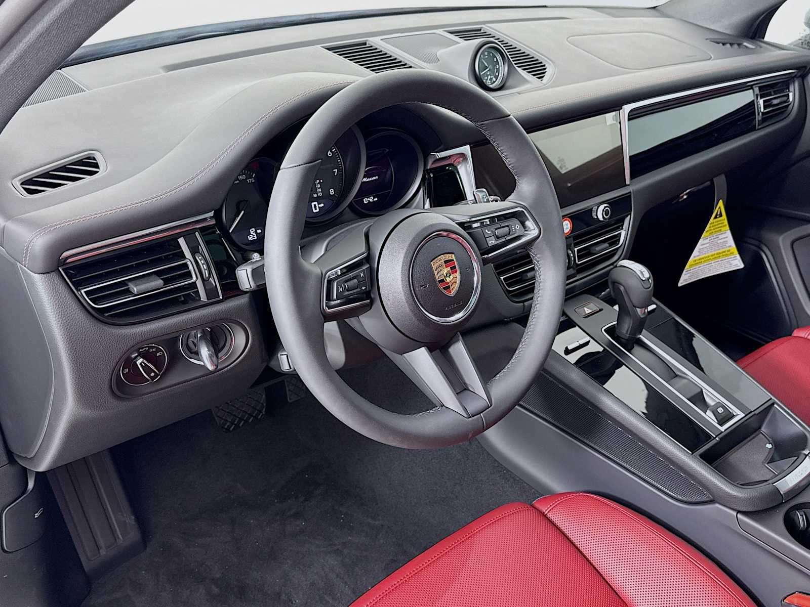 2025 Porsche Macan T photo 4