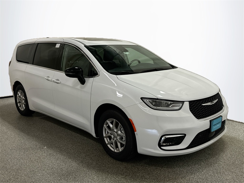 2024 Chrysler Pacifica Touring L photo 3
