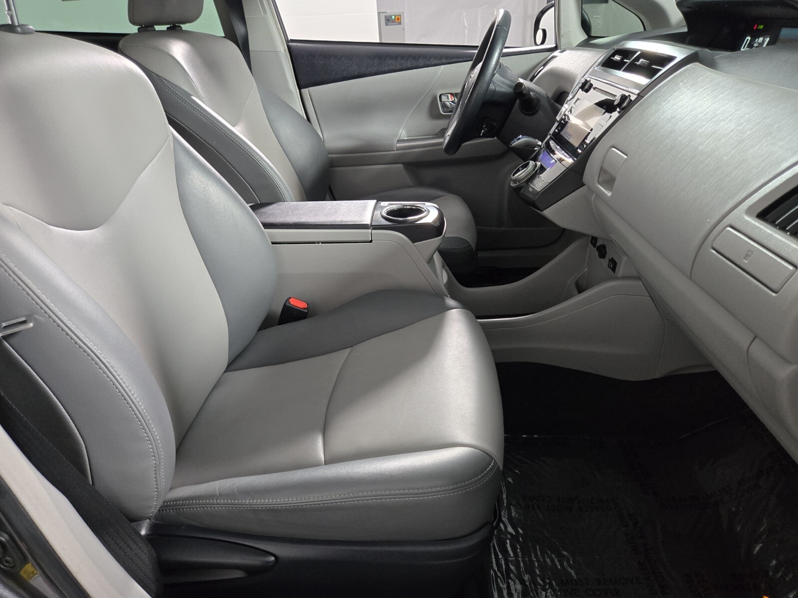 2015 Toyota Prius V Four photo 15
