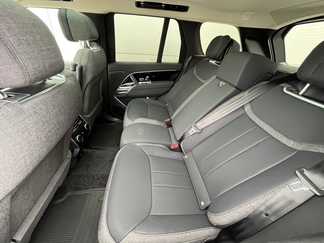 2025 Land Rover Range Rover SE photo 3