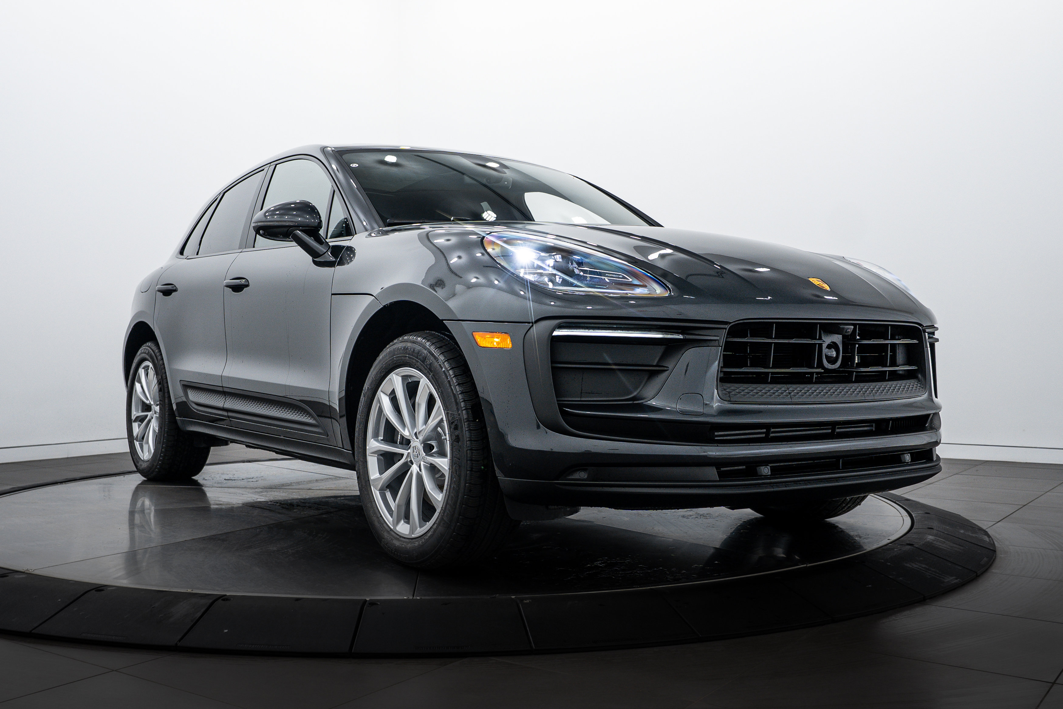 2026 Porsche Macan Base photo 3