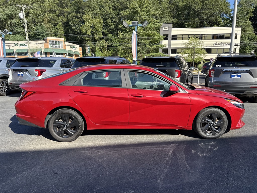 2023 Hyundai Elantra SEL photo 3