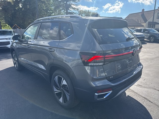 2025 Volkswagen Taos SE photo 3