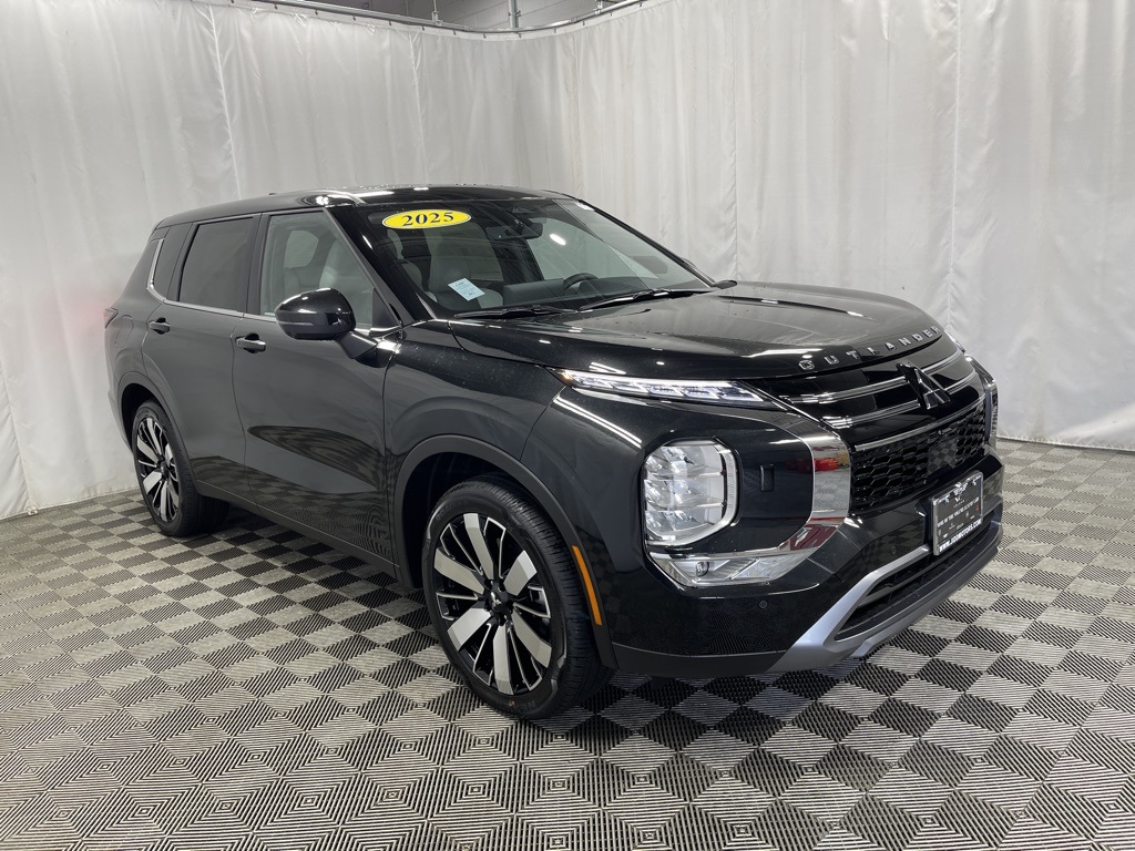 2025 Mitsubishi Outlander SE photo 2