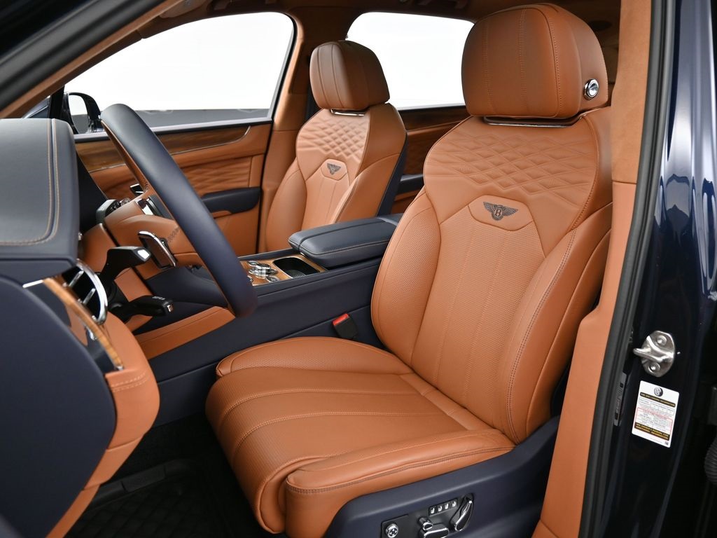 2024 Bentley Bentayga V8 photo 4