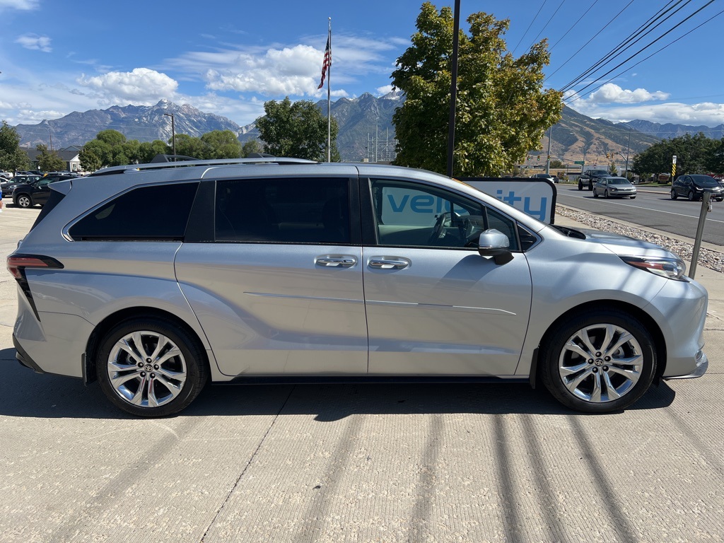 2022 Toyota Sienna Platinum photo 2