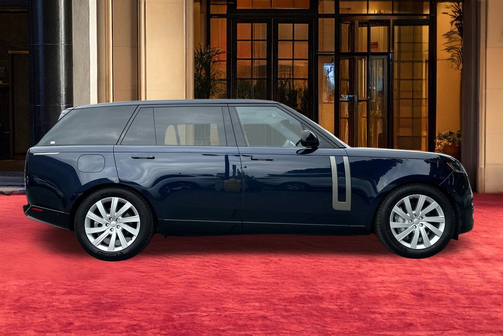 2023 Land Rover Range Rover SE photo 8