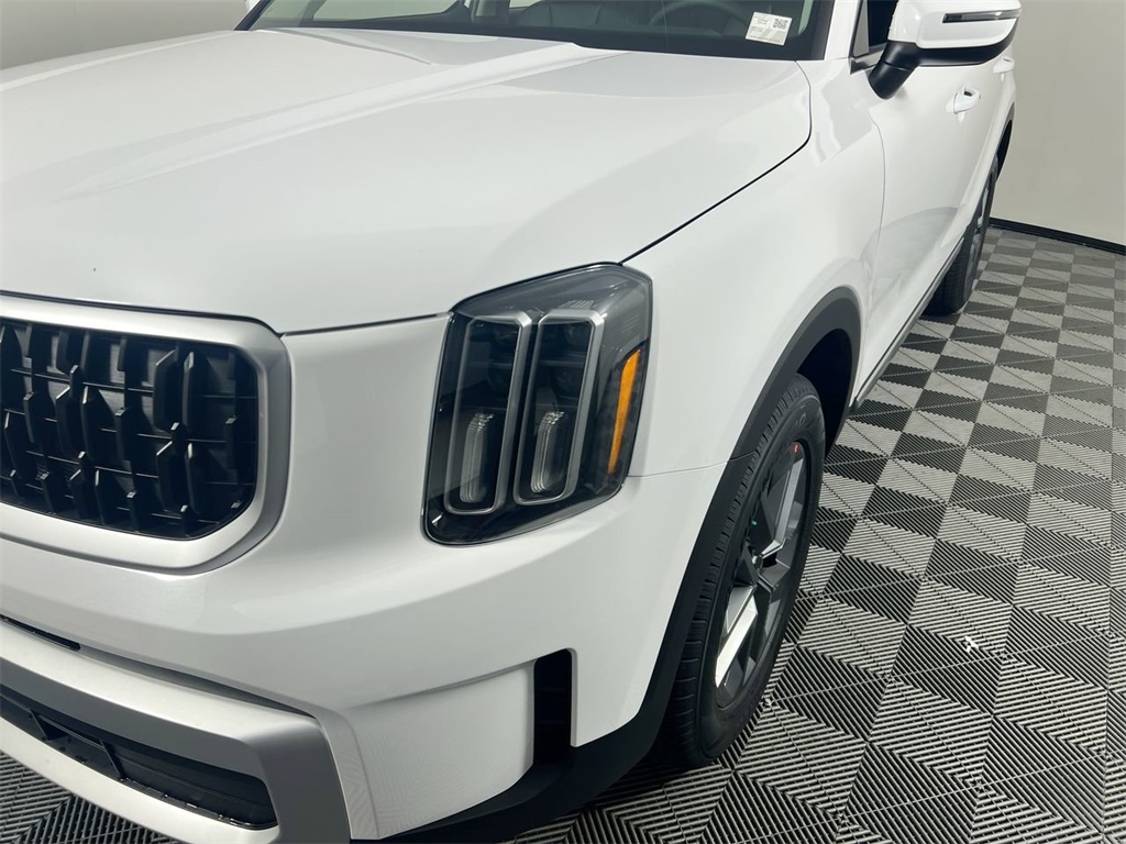 2025 Kia Telluride LX photo 9