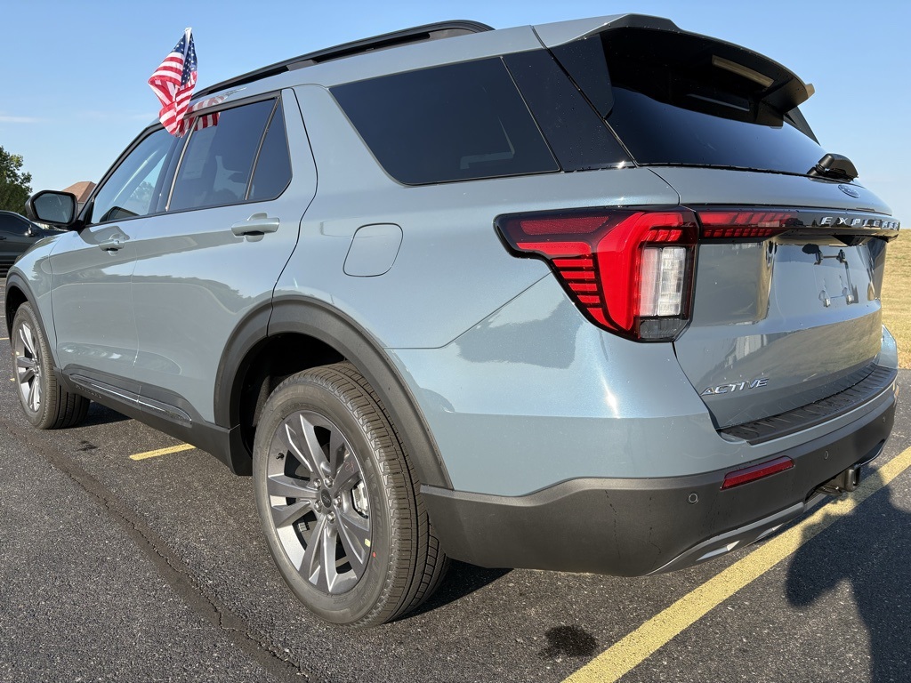 2025 Ford Explorer photo 6