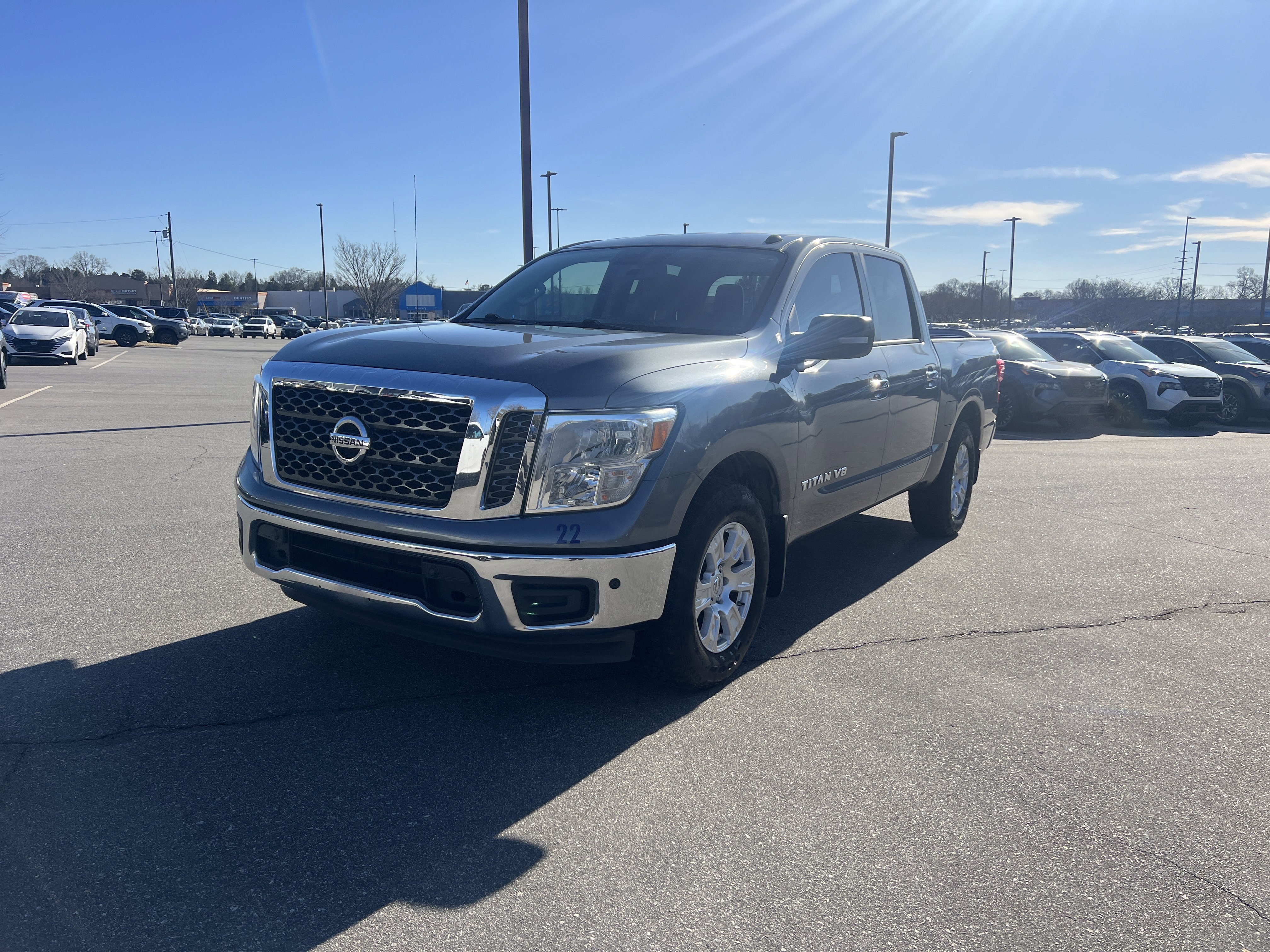 2018 Nissan Titan SV's photo
