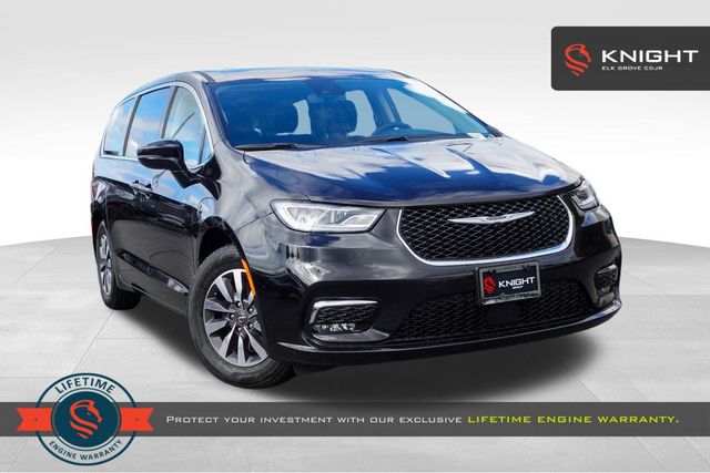 2024 Chrysler Pacifica PHEV Select's photo