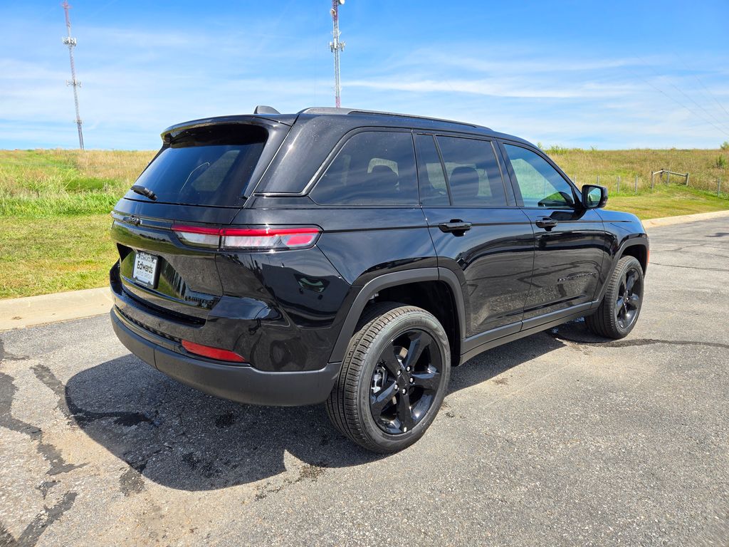 2025 Jeep Grand Cherokee Limited photo 2