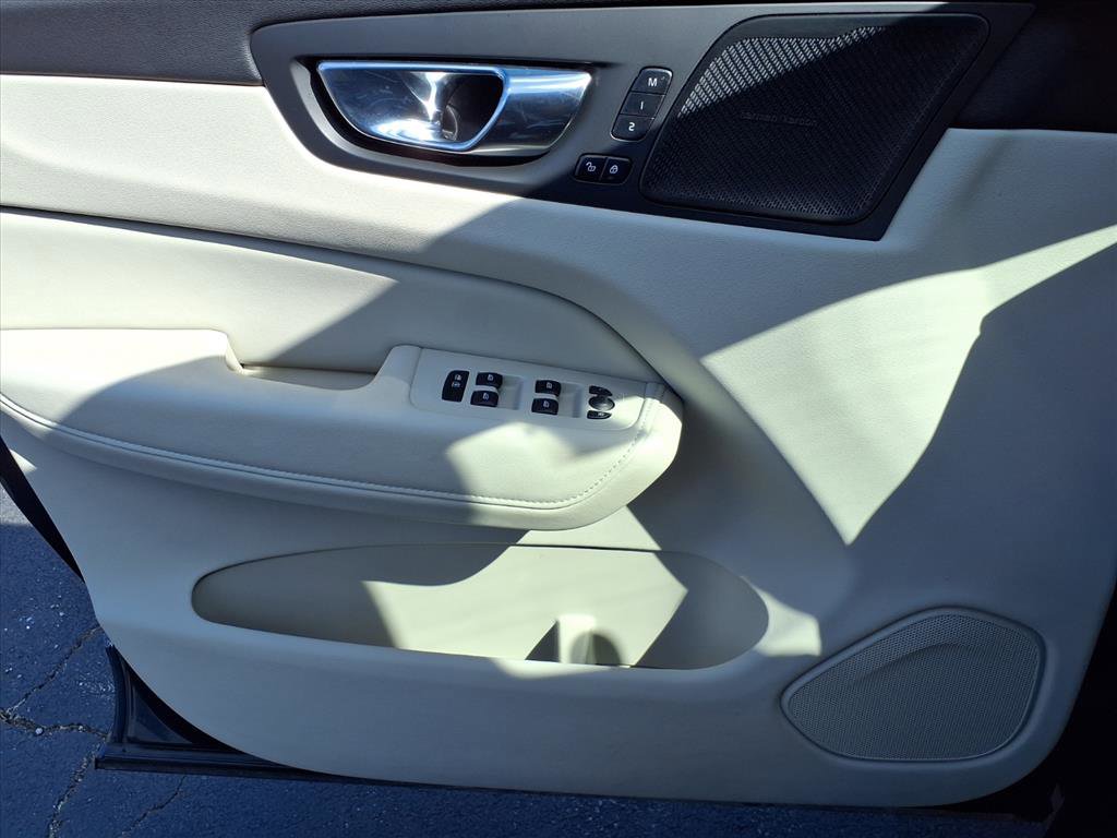 2022 Volvo XC60 Recharge Hybrid Inscription photo 17